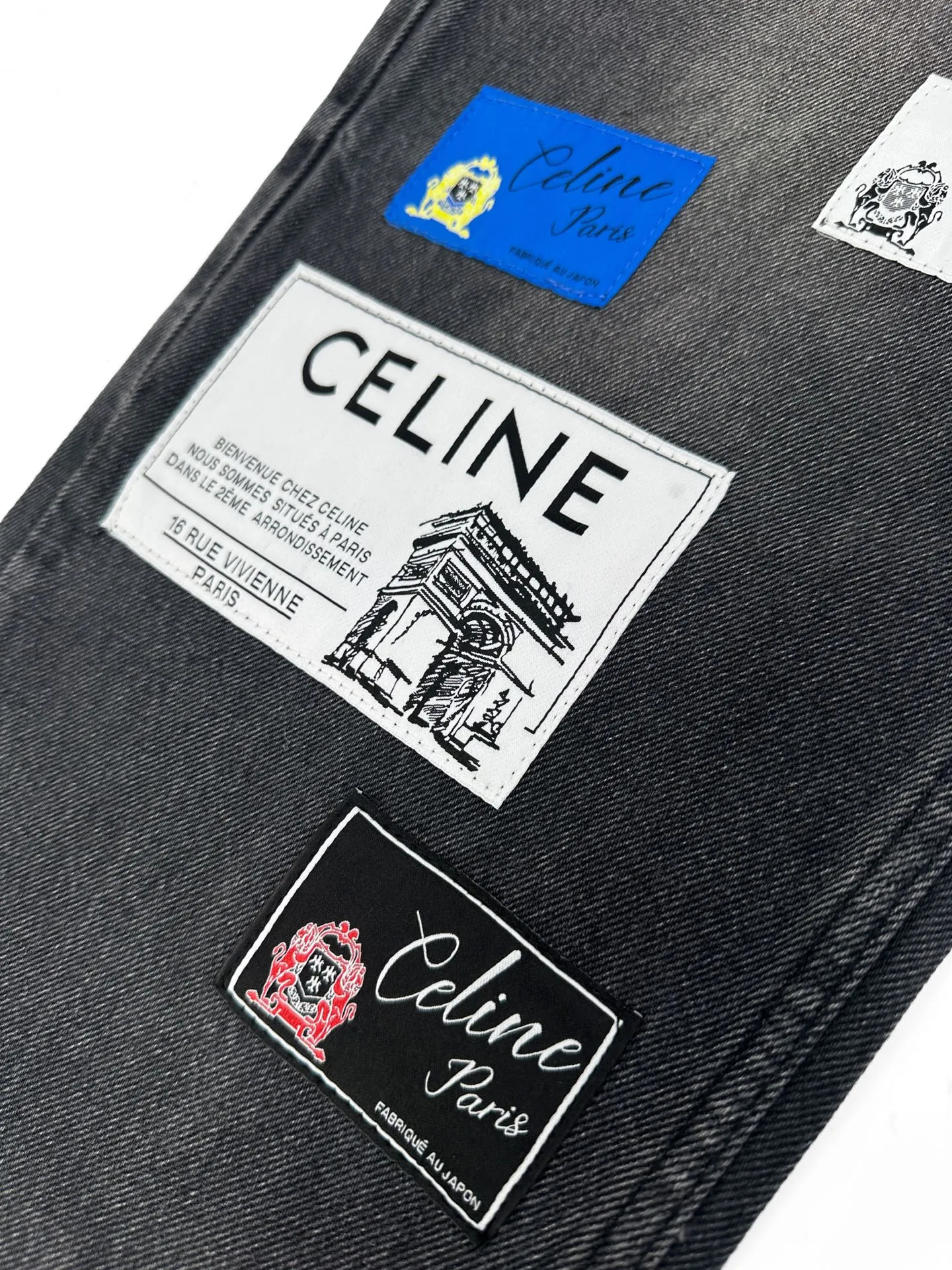 Celin Paris leather jeans with patchwork, custom-made dark gray textured denim, stiff and stylish, comfortable and close to the skin, carbon black fermentation dyeing has faded the sharp edge, mottled whiskering texture covers the denim, interpreting the relaxed elegance of French Retro, the straight silhouette is relaxed and casual, continuing the classic five-pocket precision structure of denim, five CELINE PARIS patches with different shapes are stacked vertically on the trousers, staggered arrangement Replicate the Retro aesthetics of past travel commemorative patches and build the visual narrative core of ready-to-wear. CELINE leather tags are inlaid on the back waist. The identity of the family is engraved discreetly between the waists. The travel patch deconstructs the brand symbol. It blends the French Retro heritage and street style. It writes the high-luxury rebellious Retro attitude on the denim. Process 1: Using a pattern template for machine sewing. Precisely control the sewing line through the pattern pattern machine to ensure the precise positioning of the CELINE PARIS patch. The horizontal and vertical lines are completely aligned, and the prototype is accurately aligned by hand to ensure a tight opening and closing. Process 2: Combining the rubbing and wrinkling cat whisker technology and the gun painting cat whisker technology. Prioritize hand rubbing in specific areas to achieve a natural wrinkle effect, and then use specific tools to draw the texture of the cat's whisker shape to achieve a full visual effect. Process 3: Using a purely artificial regular edge grinding process, hand-polishing the ablated fabric veil line to create staggered whisker texture and layered depth along the bag edge. The natural aged and worn texture formed. Process 4: Use multiple horses to rub sand. Use high-pressure spray guns to rub in specific parts to achieve a local gradient effect. Then use frosting technology to create a unique texture pattern. The workmanship is extremely complex and time-consuming and labor-intensive. Process 5: Stone grinding and light fermentation. ➕ Pulling, bleaching and softening. The mutual friction between pumice and clothing causes wear and fading effects on the denim surface. Combining pulling and bleaching. Make the clothes produce a certain texture and stretching effect while bleaching. Process 6: Stir-fry snowballs, stir-fry salt, prepare a corresponding solution, add a certain amount of dye, soak the denim material in it to absorb the solvent, then scrub and dry it to further fade and oxidize. Accessories: Customized 1:1 Celine patch Customized 1:1 Celine large I-shaped buckle Customized 1:1 Celine small I-shaped buckle Customized 1:1 Celine leather tag Customized 1:1 Celine studs Customized 1:1 Celine trademark version: loose version Size: 28 29 30 31 Style number: BB 4007